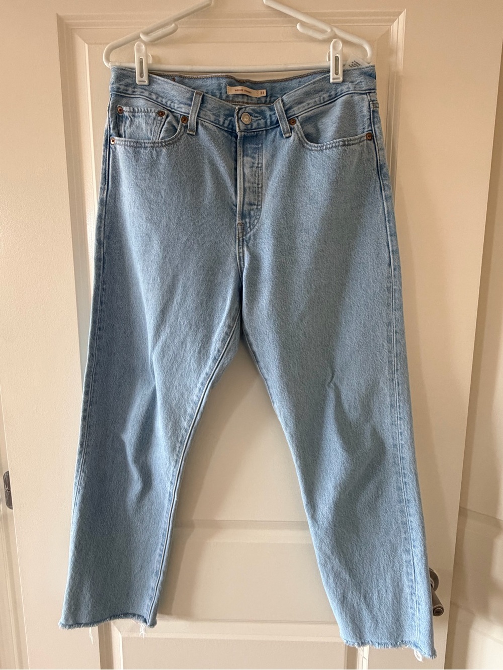 Levi's Wedgie Icon High Rise Fray
Hem Straight Leg Ankle Size 31 Light Wash